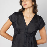 Blusa Alayse de la marca O-2025-620, con diseño elegante y moderno, mostrada en color y estilo en la imagen.