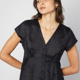 Blusa Alayse de la marca O-2025-620, con diseño elegante y moderno, mostrada en color y estilo en la imagen.