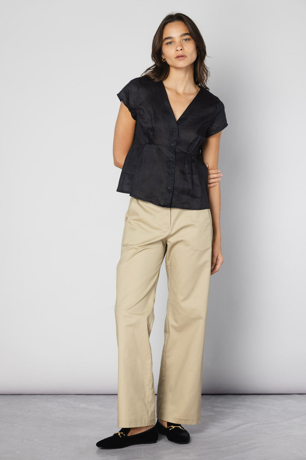 Blusa Alayse de la marca O-2025-620 en color azul, con diseño de manga larga y cuello redondo, imagen de frente.