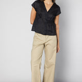 Blusa Alayse de la marca O-2025-620 en color azul, con diseño de manga larga y cuello redondo, imagen de frente.
