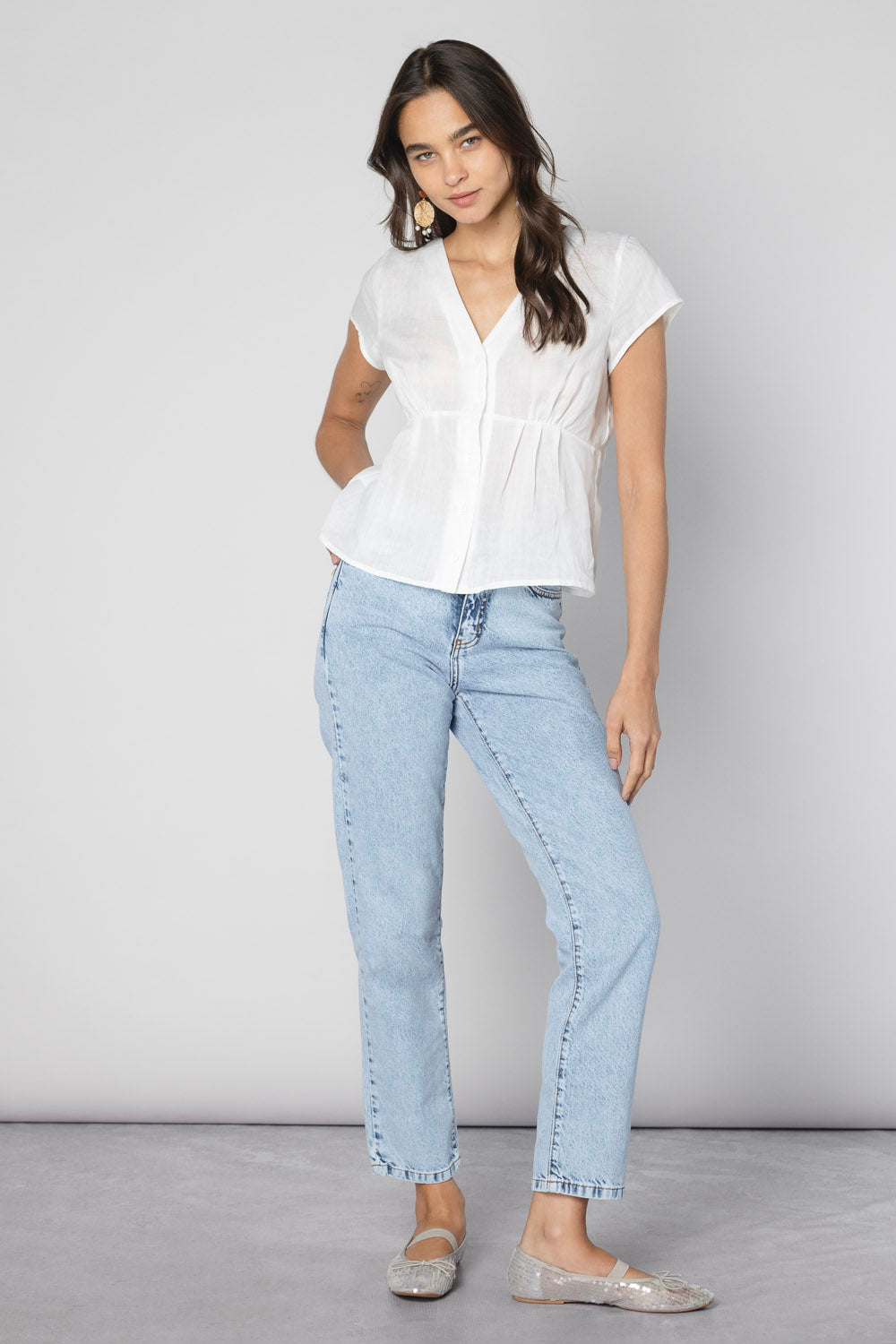 Blusa Alayse de la marca O-2025-620, blusa de manga larga y estilo casual, en tonos neutros, vista frontal.