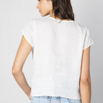 Blusa Alayse de la marca O-2025-620, blusa de manga larga en color azul con detalles elegantes y cuello en V.
