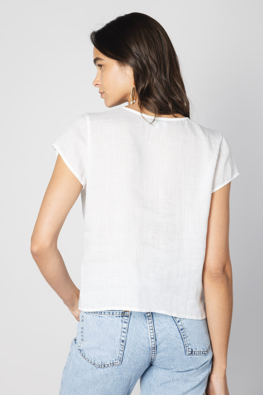 Blusa Alayse de la marca O-2025-620, blusa de manga larga en color azul con detalles elegantes y cuello en V.