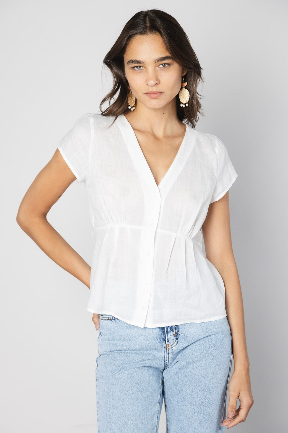 Blusa Alayse de la marca O-2025-620, con diseño elegante y tejido suave, mostrada en la imagen.