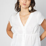 Blusa Alayse de la marca O-2025-620 en color blanca, con diseño elegante y detalles delicados, vista frontal sobre fondo neutro.