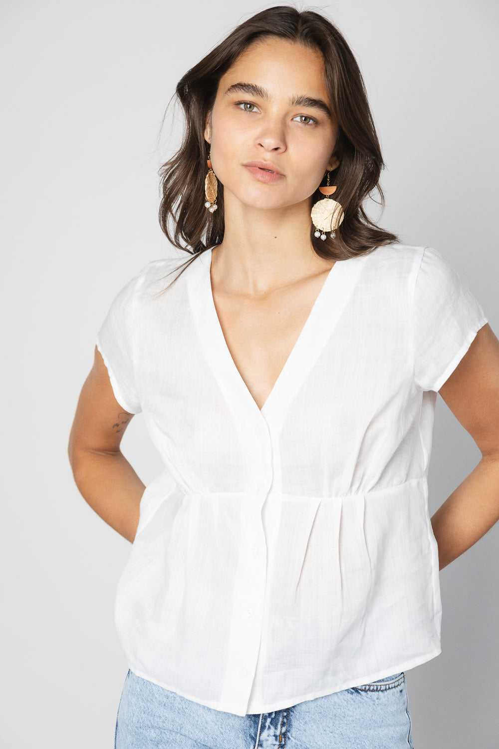 Blusa Alayse de la marca O-2025-620 en color blanca, con diseño elegante y detalles delicados, vista frontal sobre fondo neutro.