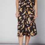 Falda V-2025-431 Kommi de color negro con diseño elegante y corte ajustado, vista frontal del producto.