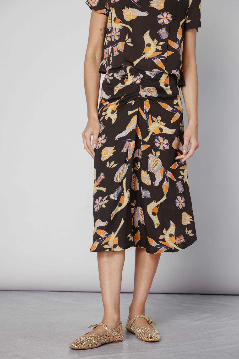 Falda V-2025-431 Kommi de color negro con diseño elegante y corte ajustado, vista frontal del producto.