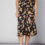 Falda V-2025-431 Kommi de color negro con diseño elegante y corte ajustado, vista frontal del producto.