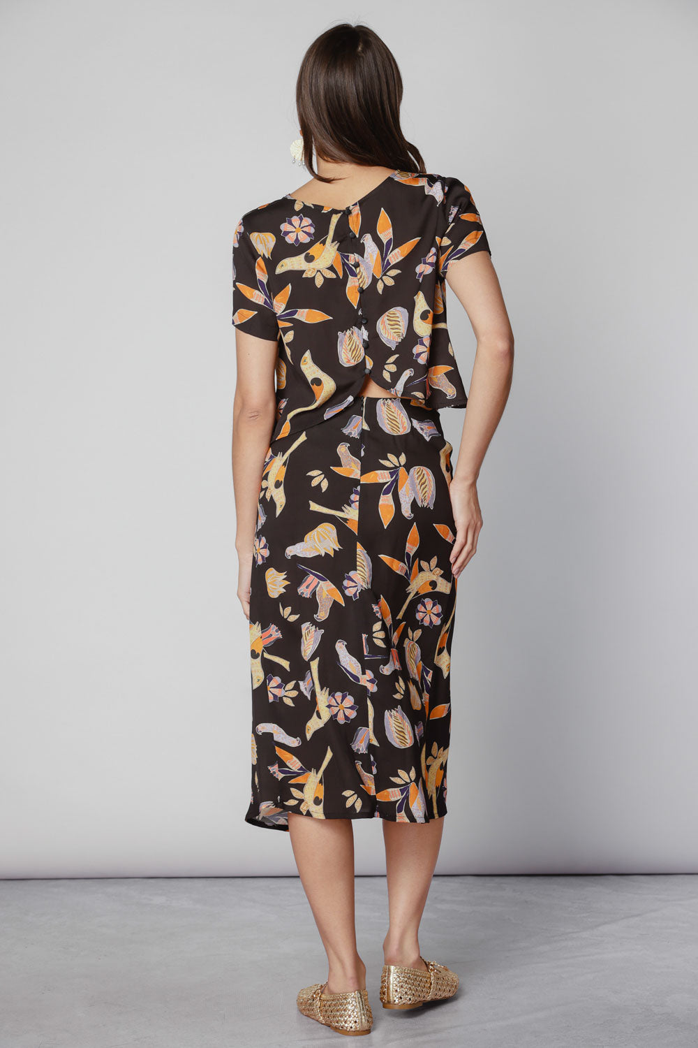 Falda larga Kommi de la marca V-2025-431, en color negro con diseño elegante y detalles en la parte superior.