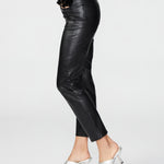 Pantalones rectos Stella en color negro de cuero sintético, estilo moderno y elegante, marca NY-2024-838.