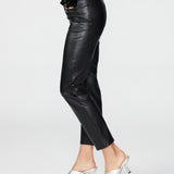 Pantalones rectos Stella en color negro de cuero sintético, estilo moderno y elegante, marca NY-2024-838.