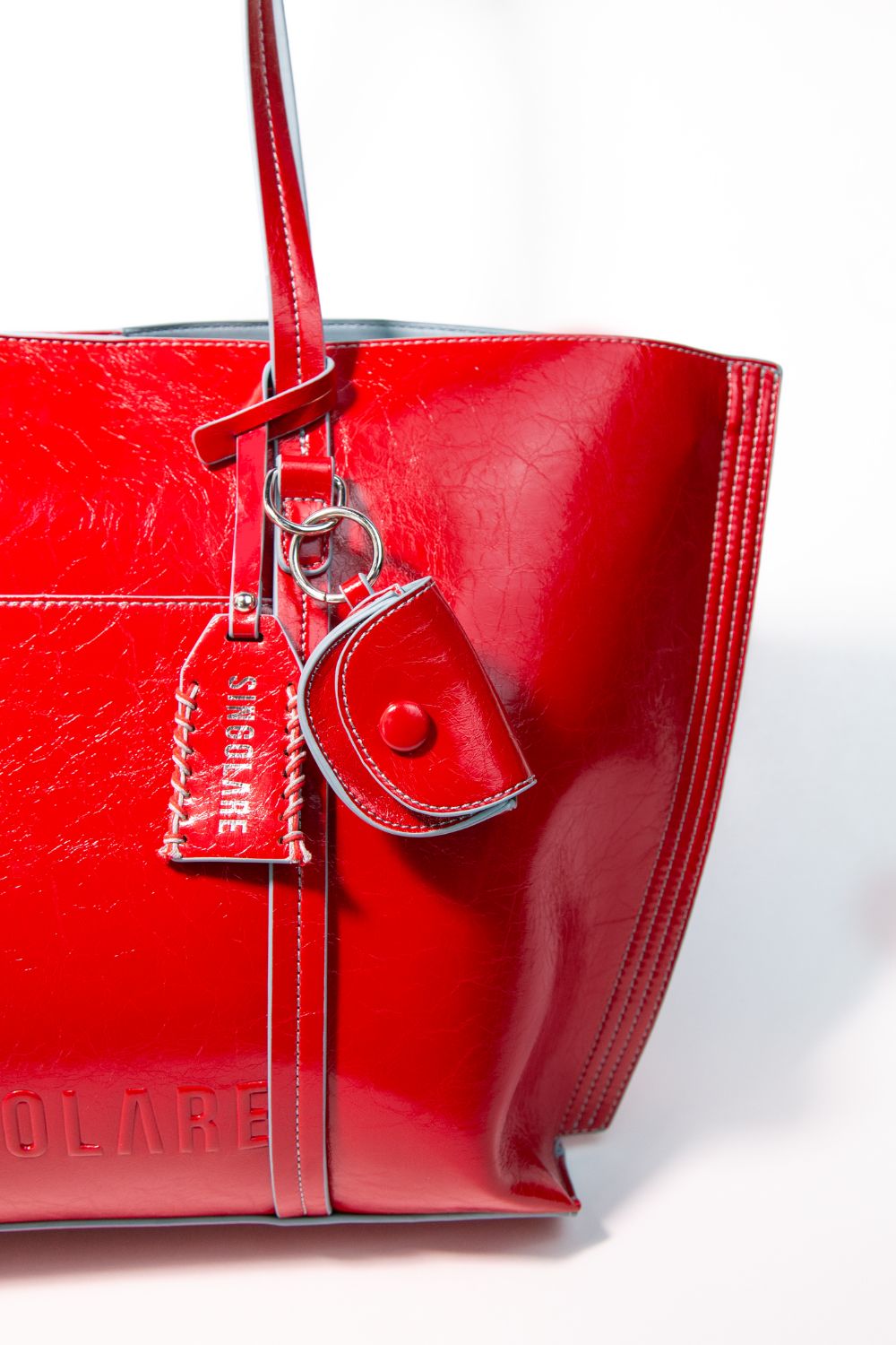 Accesorios Shopper Charo Red de la marca AI-2025-100, bolso de mano con diseño en color rojo y asas resistentes.