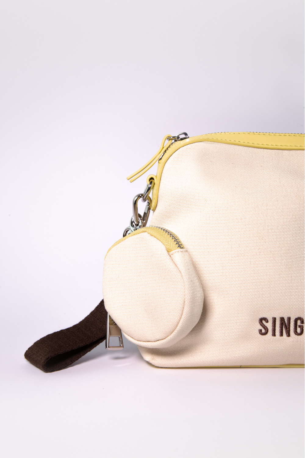 Cosmetiquero Mady beige de accesorios AV-2025-503, estilo compacto y elegante para guardar productos de belleza.