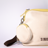 Cosmetiquero Mady beige de accesorios AV-2025-503, estilo compacto y elegante para guardar productos de belleza.