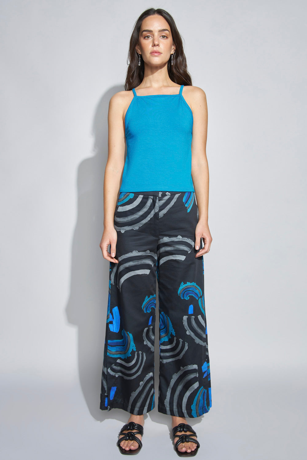 Polera Maia de la marca V-2023-522, blusa casual de manga larga en color neutro, con detalle en el cuello y tejido suave.